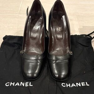 CHANEL Black pumps 38 1/2 with Chanel flower emblems and wood heel accents